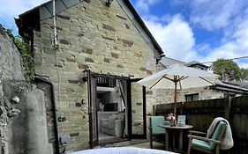 The Stables - Detached Cottage With Private Garden & Hot Tub